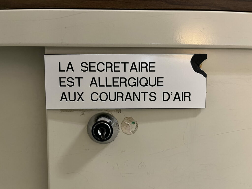 La secrétaire est allergique aux courants d'air